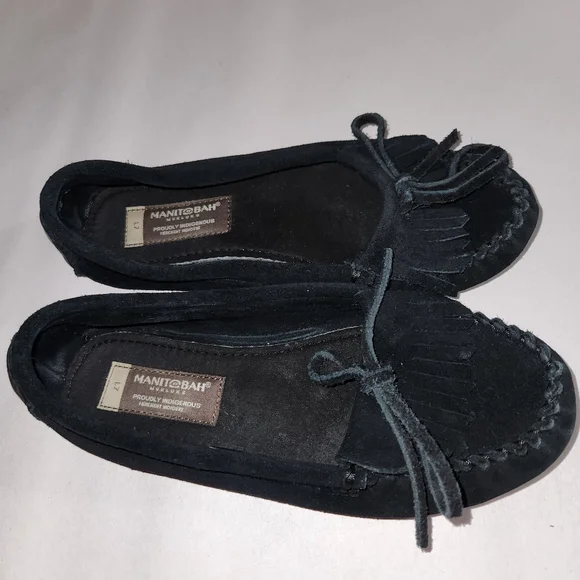 Manitobah MukLuks Black Moccasin Sz 7 Leather Fringe - Picture 2 of 8